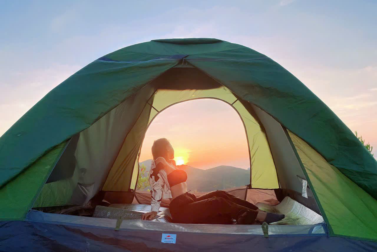 Góc nhìn từ trong lều trên núi Cô Tiên.