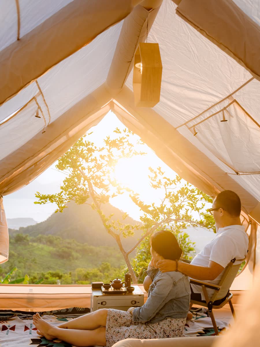 Nghỉ ngơi trong lều, bên ngoài là đồi núi