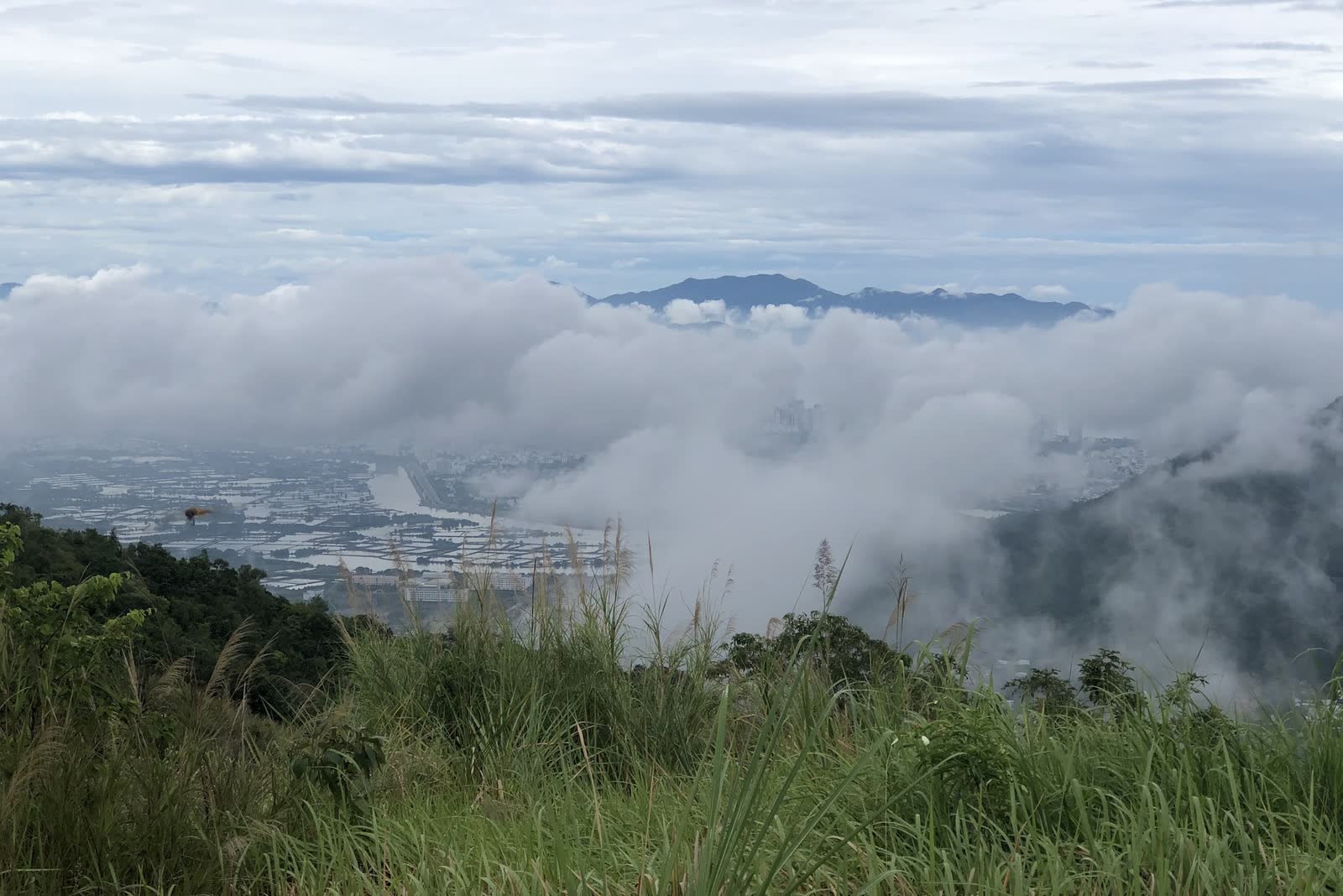 Mây trôi dưới chân núi Hoàng Ngưu Sơn.