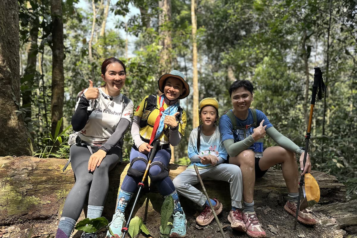 Nghỉ chân giữa rừng, gậy trekking trong tay.