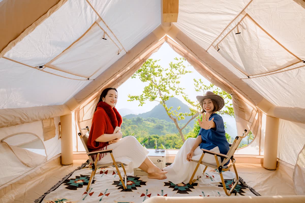 Ngồi trong lều lớn nhìn ra núi.
