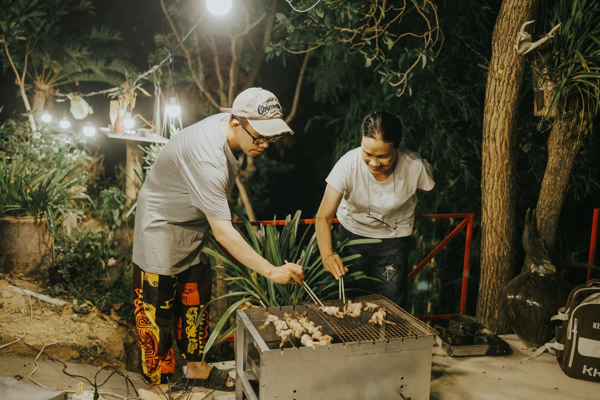 Nướng BBQ buổi tối ở khu trại.