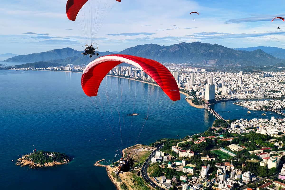 Dù lượn Nha Trang: trải nghiệm bay paramotor và giá tour