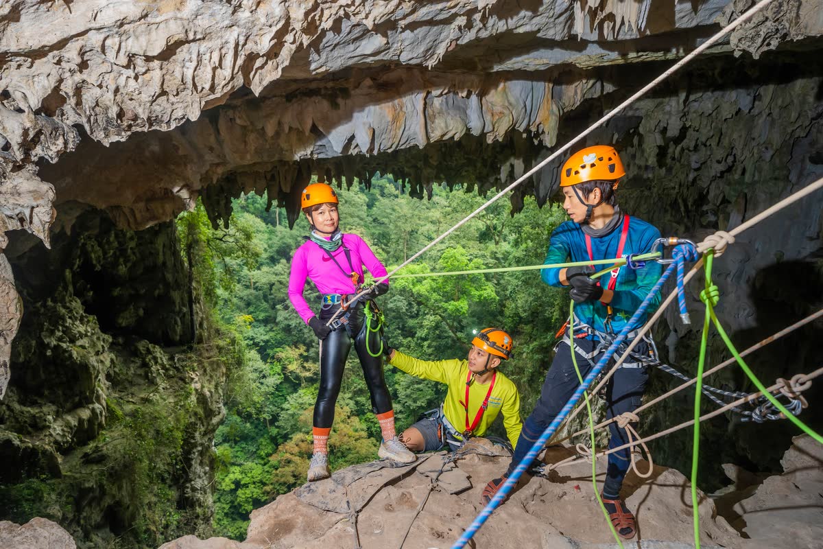 Chuẩn bị dây an toàn ở cửa hang.