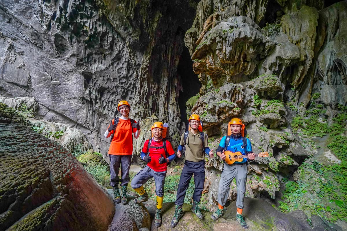 Cả đoàn đội mũ bảo hộ trong cửa hang.