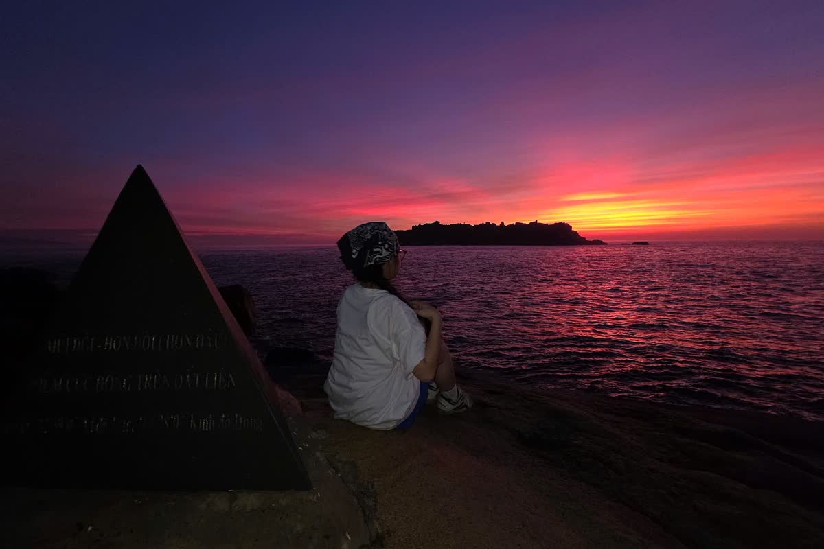 Ngồi bên bia Cực Đông, trời đỏ rực phía biển.