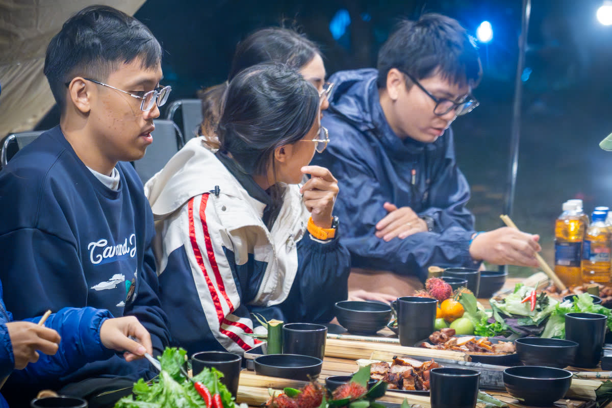 Bữa tối của đoàn ở khu trại.