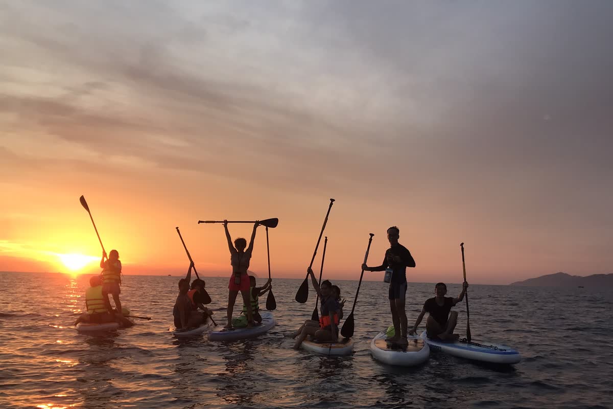 Chèo SUP Nha Trang lúc bình minh: tour sáng sớm ra sao