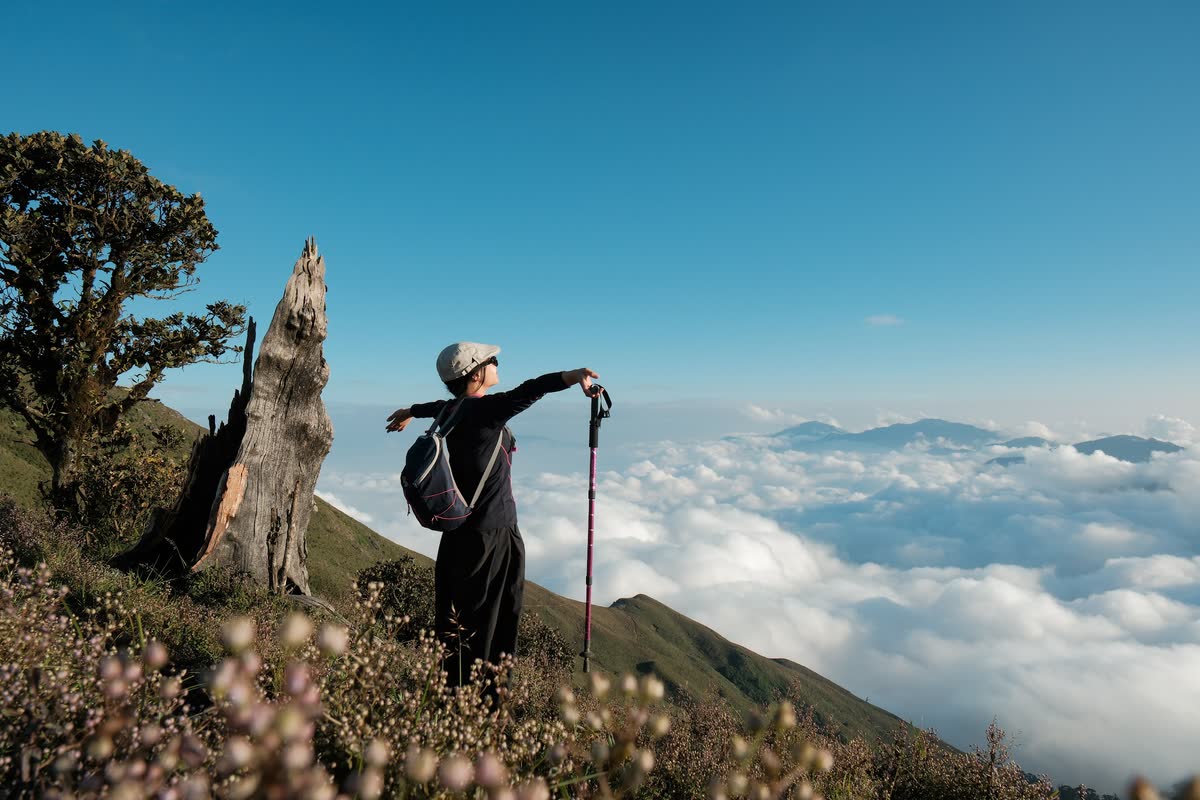 Đứng trên sườn núi, phía dưới là biển mây.