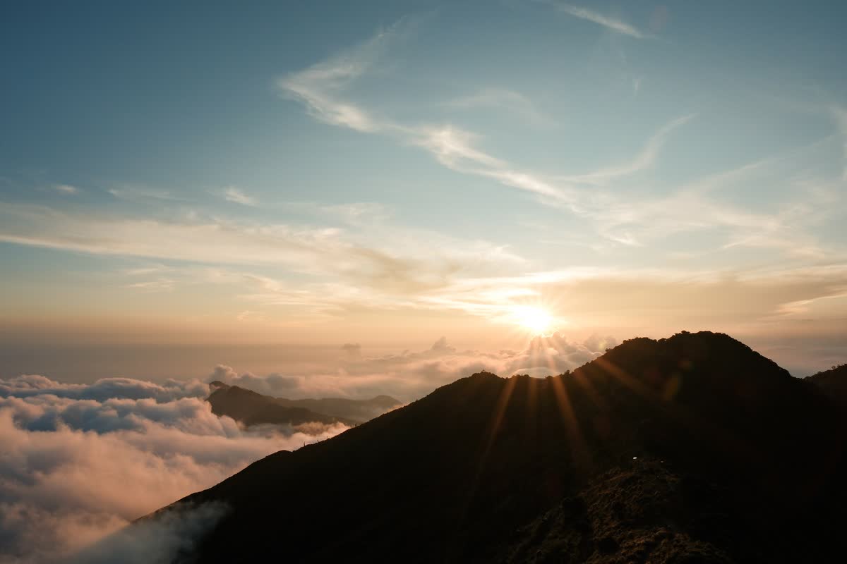 Mặt trời sát đỉnh núi, phía dưới là biển mây.