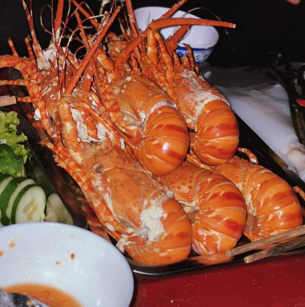 Tôm Hùm vào bữa tối thịnh soạn tại Mũi Đôi