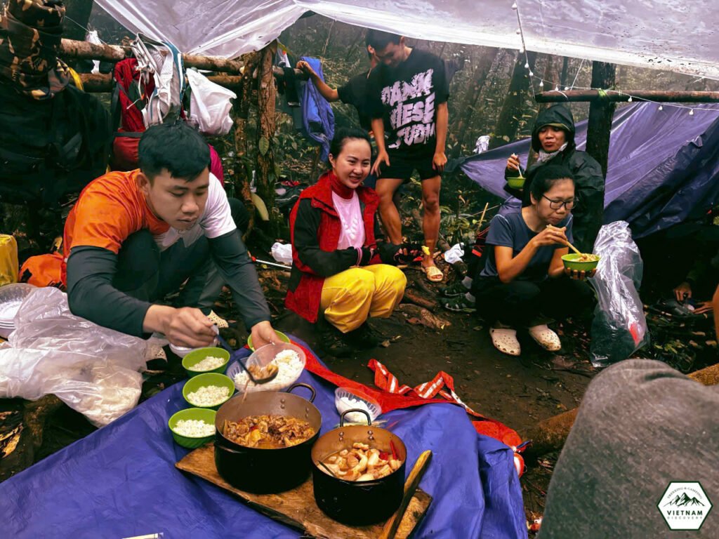 Tạo công ăn chuyện làm cho anh em
