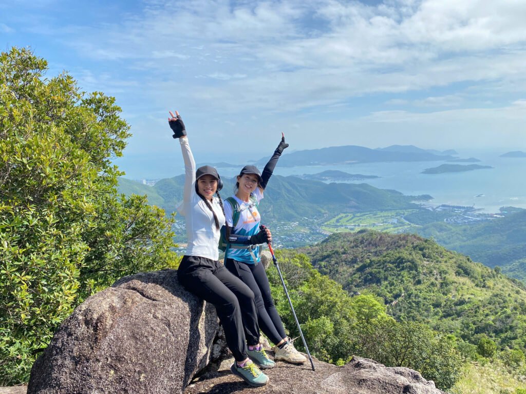 Để leo đến đỉnh núi, bạn phải vượt qua nhiều địa hình như leo dốc cao 1,8 km, vượt vách đá, và một hành trình dài 4km để lên đến đỉnh Hoàng Ngưu Sơn