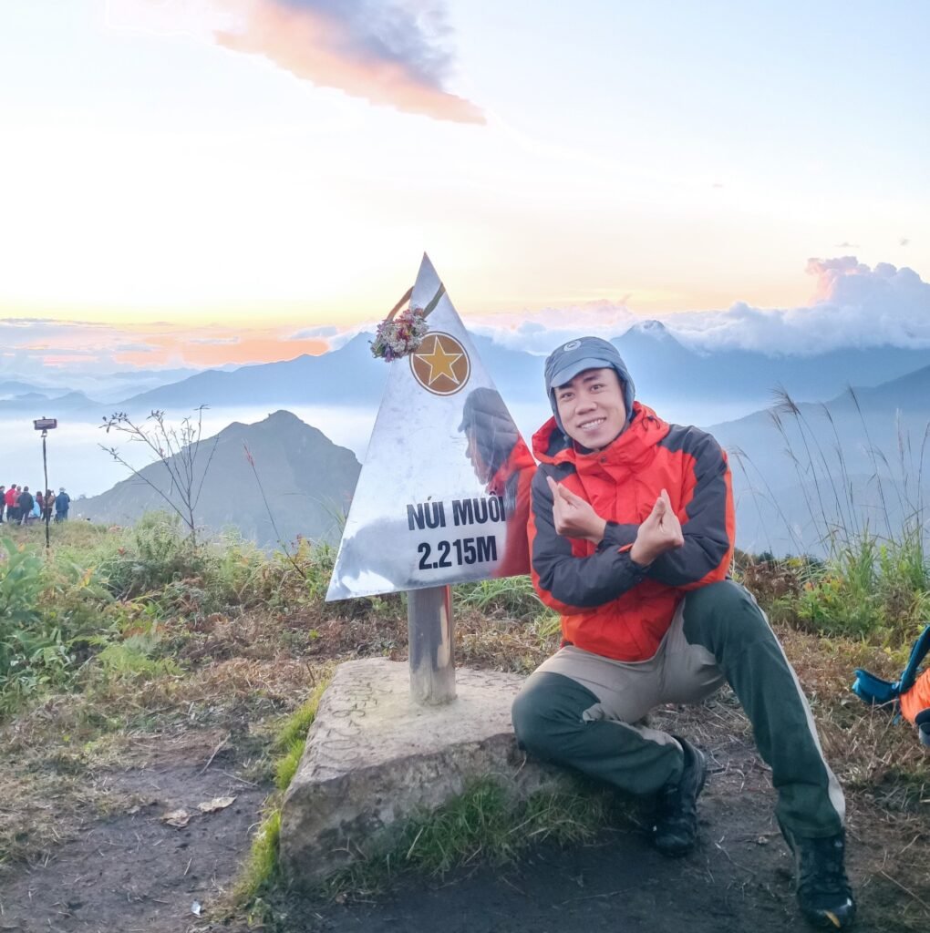 Theo anh Lâm Hoàng Tiến, một du khách vừa có hành trình trekking chinh phục núi Bạch Mộc Lương Tử, việc săn mây và đón bình minh tại đây không hề dễ dàng. “Du khách cần chuẩn bị chu đáo về mọi mặt như sức khỏe, đồ leo núi an toàn, thực phẩm, thuốc men, đồ dùng cá nhân... Đặc biệt, cần theo dõi dự báo thời tiết và chuẩn bị tâm lý sẵn sàng để chuyến đi được trọn vẹn,” anh Tiến chia sẻ. Ảnh: Lâm Hoàng Tiến
