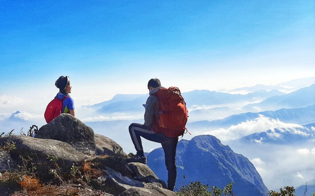 Cung đường chinh phục núi Bạch Mộc Lương Tử tuy nhiều thử thách, nhưng đổi lại, du khách sẽ được chiêm ngưỡng "biển mây" trắng xóa bồng bềnh. 