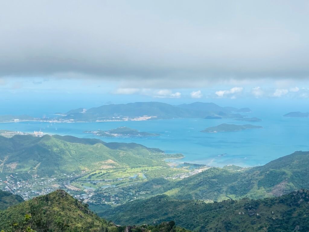 Thành phố Nha Trang nhìn từ đỉnh núi Hoàng Ngưu Sơn tựa bức tranh thủy mặc đẹp đến xiu lòng