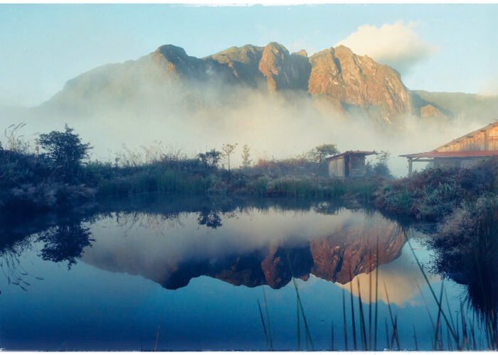 Ngoài ra, anh Tiến cũng lưu ý rằng, nếu trekking vào mùa Đông, du khách cần mang theo áo ấm, găng tay, tất, miếng dán nhiệt và thảm cách nhiệt trải nền khi ngủ, bởi nhiệt độ trên đỉnh núi về đêm rất thấp. Trong ảnh là đỉnh Bạch Mộc Lương Tử nhìn từ lán trại ở núi Muối.