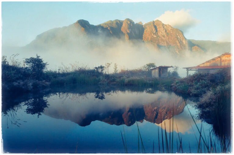Ngoài ra, anh Tiến cũng lưu ý rằng, nếu trekking vào mùa Đông, du khách cần mang theo áo ấm, găng tay, tất, miếng dán nhiệt và thảm cách nhiệt trải nền khi ngủ, bởi nhiệt độ trên đỉnh núi về đêm rất thấp. Trong ảnh là đỉnh Bạch Mộc Lương Tử nhìn từ lán trại ở núi Muối.