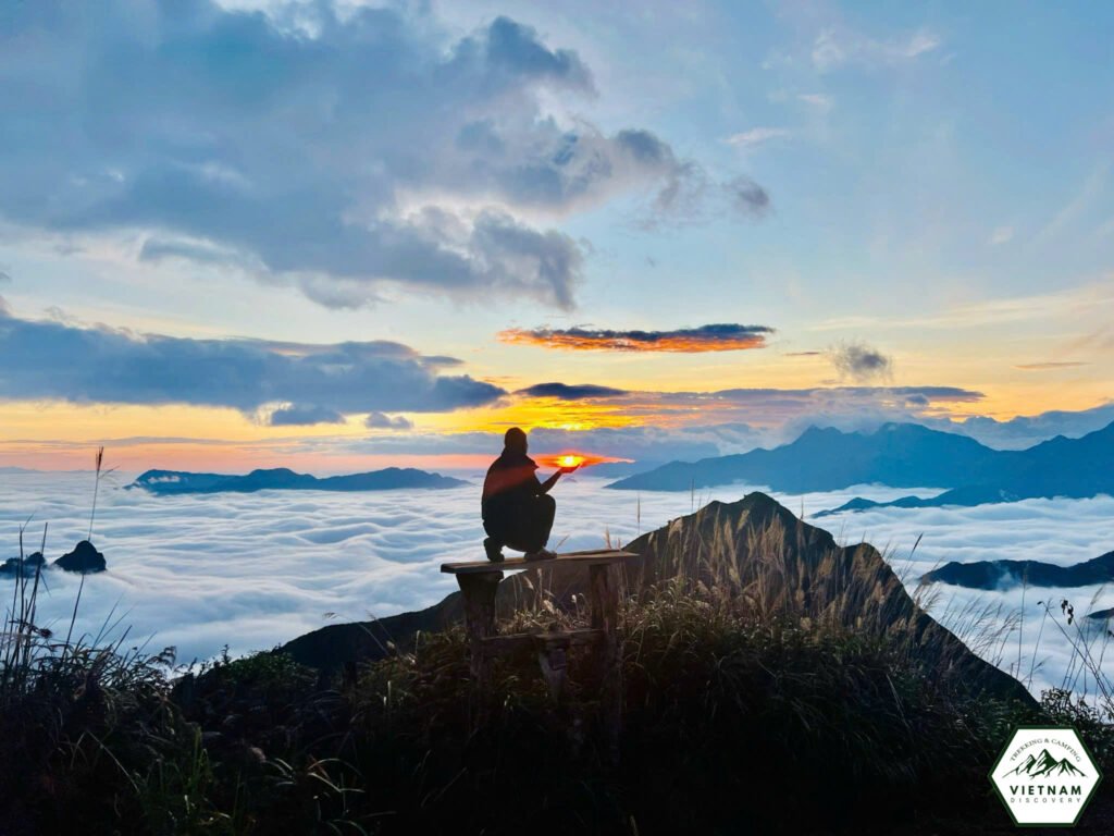 Thời điểm lý tưởng để trekking ở Bạch Mộc Lương Tử là từ tháng 9 đến tháng 4 năm sau, khi thời tiết mát mẻ, ít mưa. Vào mùa Đông (tháng 12 đến tháng 1), Bạch Mộc Lương Tử không chỉ "chìm" trong mây mà còn có "đặc sản" băng tuyết. Ảnh: Lâm Hoàng Tiến. 