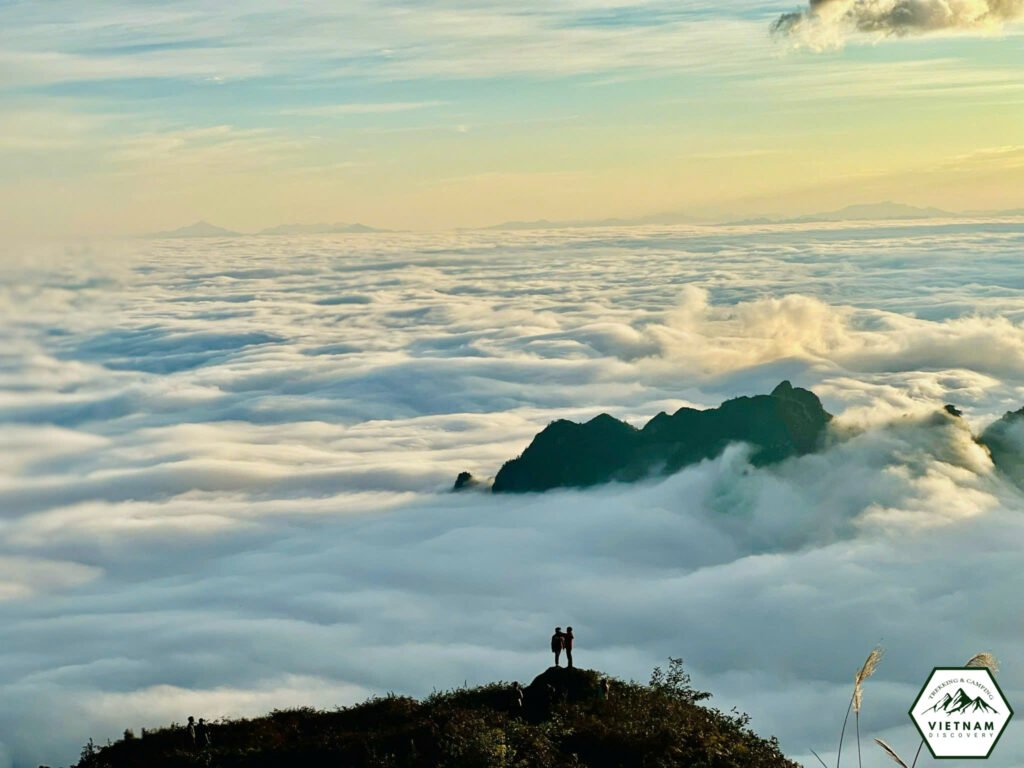 Từ đỉnh núi, du khách có thể “chạm tay” vào làn mây, hòa mình vào thiên nhiên hoang sơ.