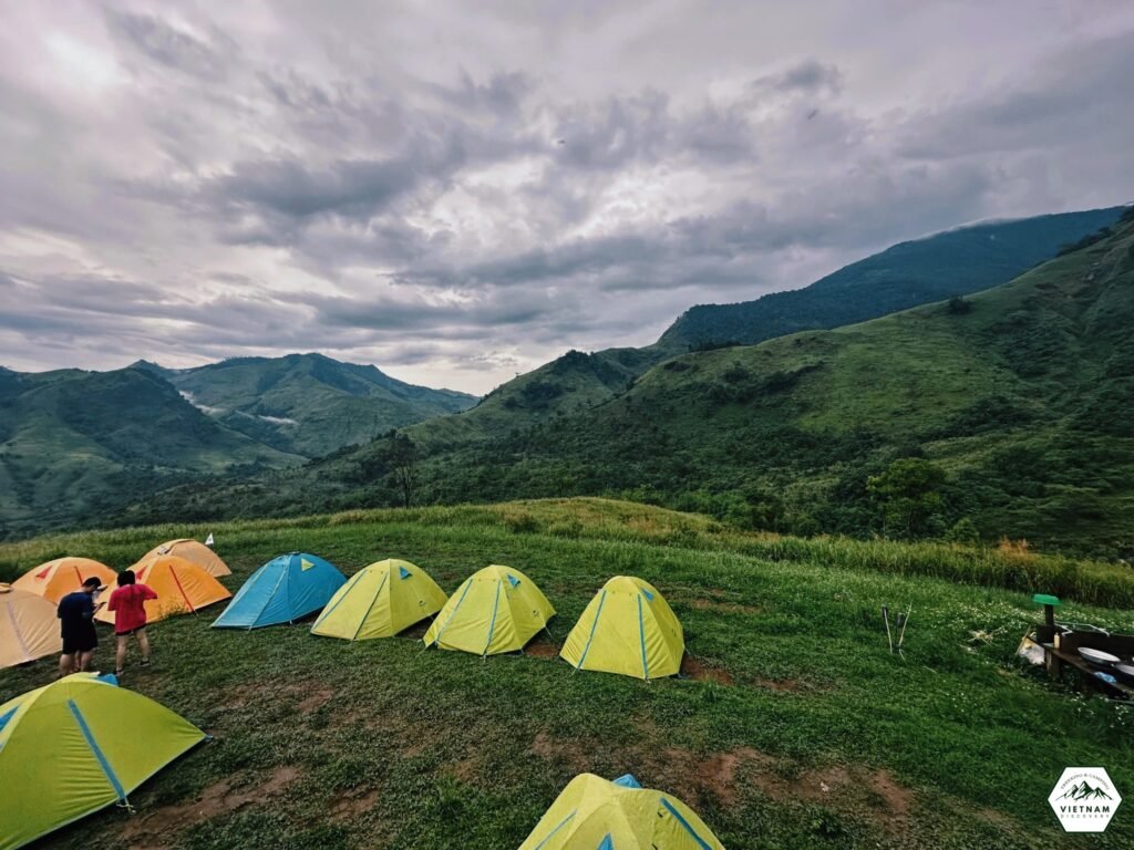 Bãi cắm trại giữa thảo nguyên Tà Giang