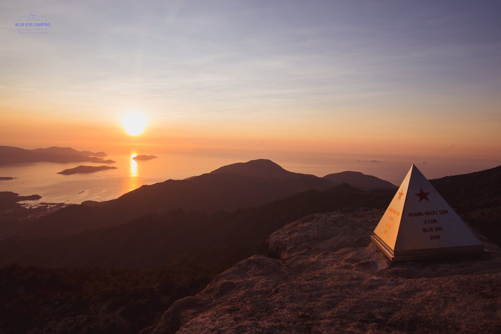 Nóc nhà Nha Trang vào buổii sương sớm