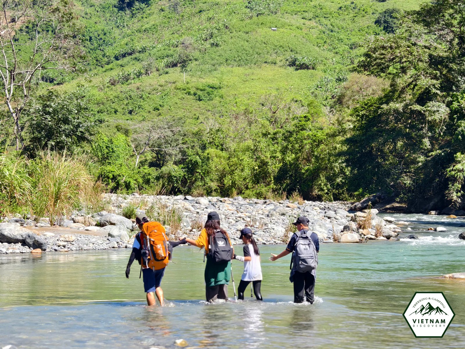Cả gia đình cùng nhau qua suối