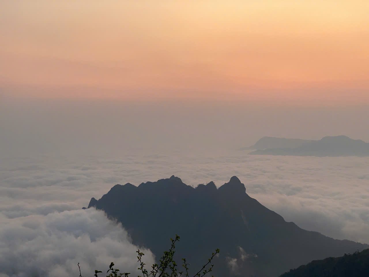 Biển mây trên đỉnh Núi Muối