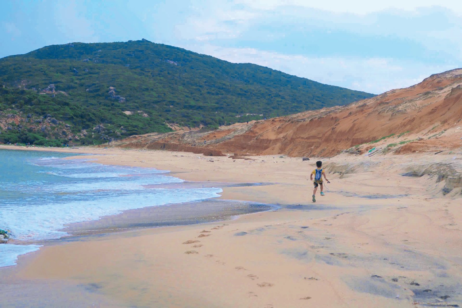 Bãi Cát Thắm trên trung hiking Cực Đông