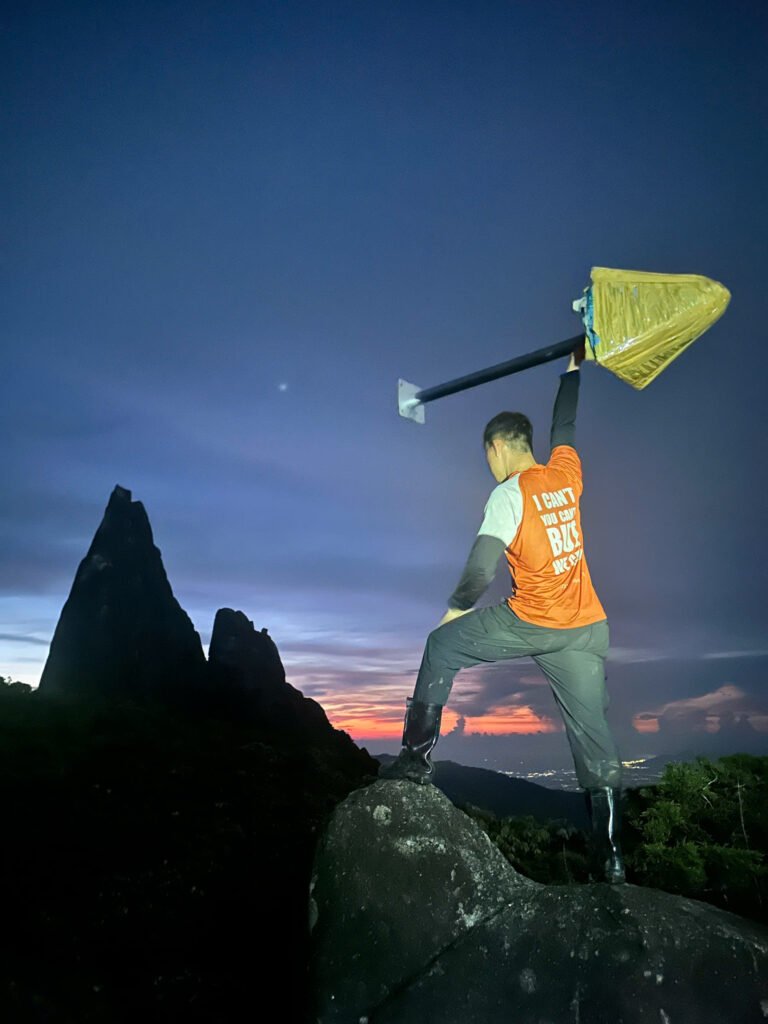 Trekking vượt dốc trong màn đêm 