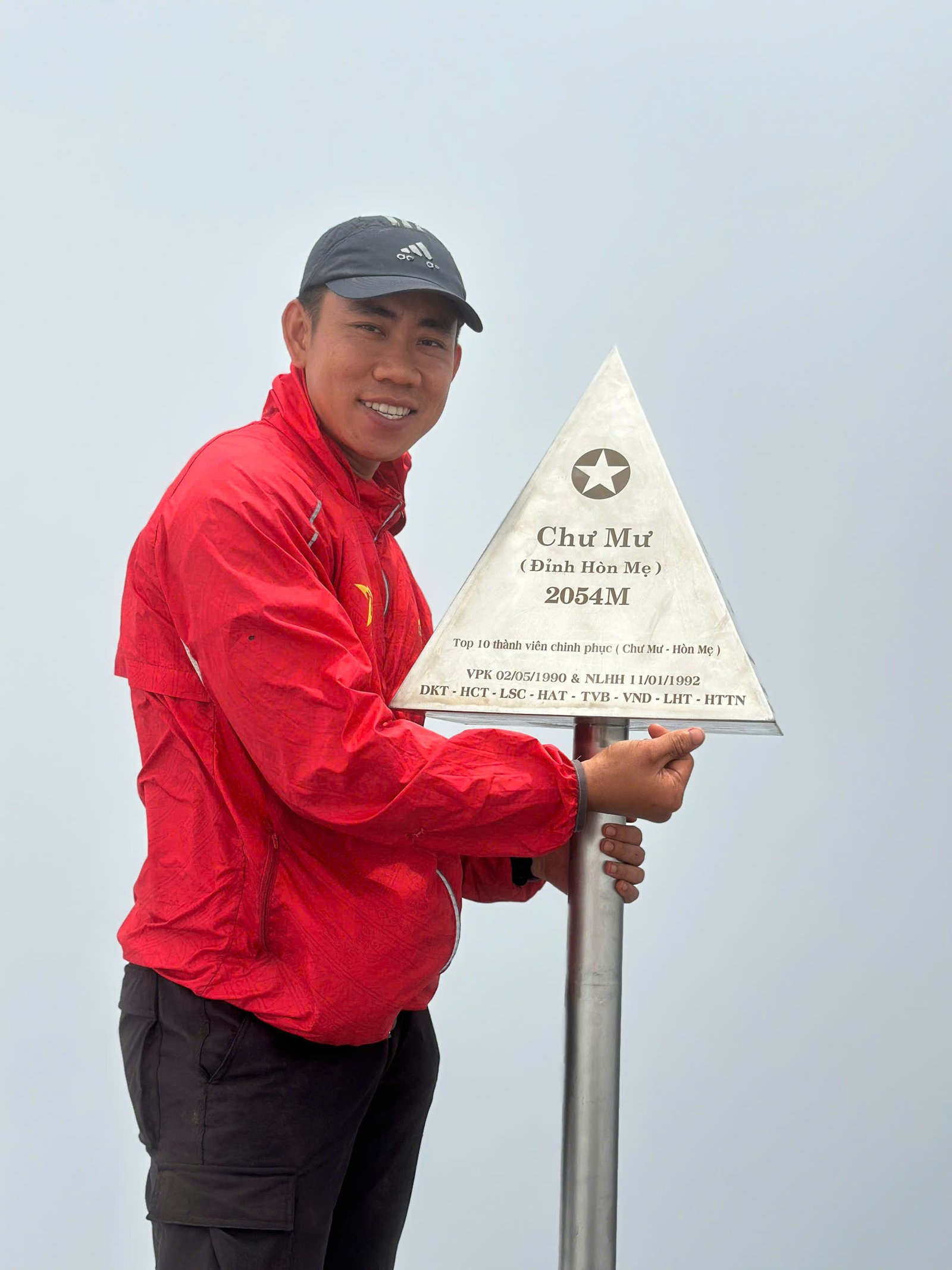 Toàn cảnh đỉnh 2054m nhìn về Sông Hinh và Thác Bay.