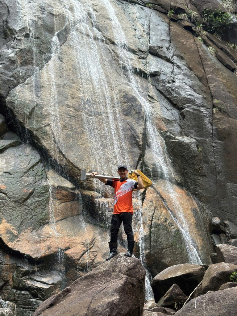 Trekker vác chóp xuyên rừng.