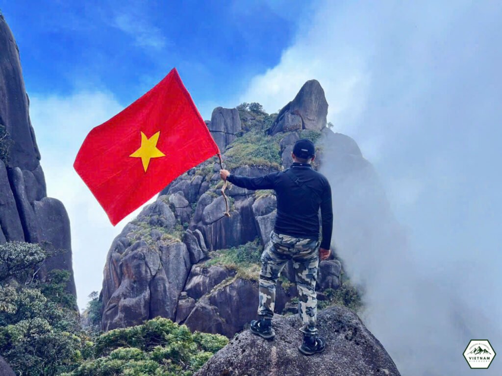 Hòn Con nơi linh thiêng cung đường Chư Mư