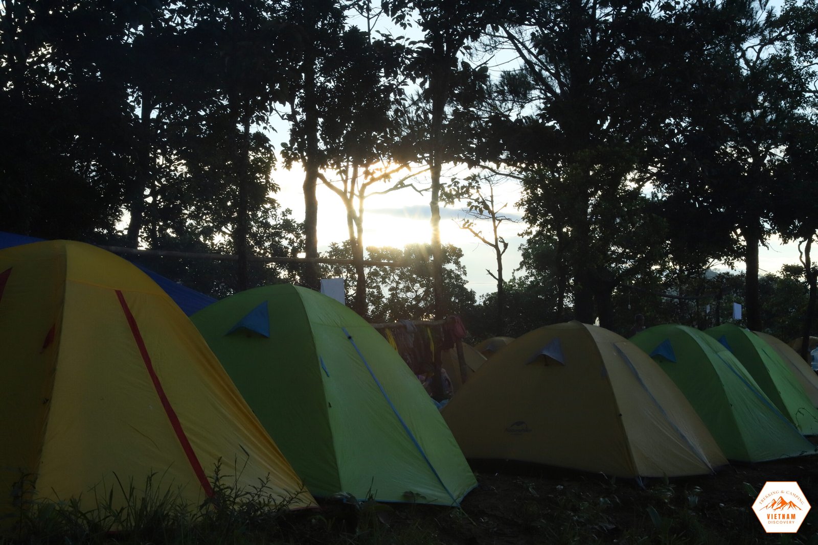 Điểm hạ trại lúc hoàng hôn buông xuống