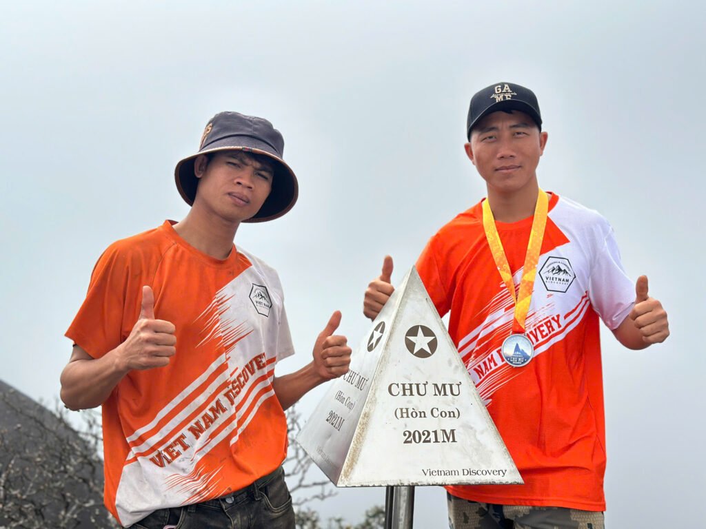 Hướng dẫn viên và porter Nhà Vietnam Discovery