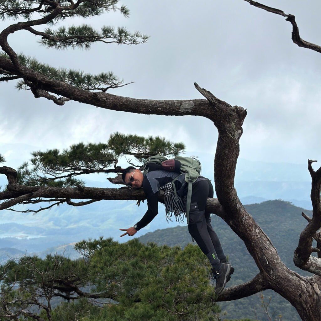 Con dốc cuối cùng khi lên sống lưng ở Chư Mư, làm bạn mệt rã rời