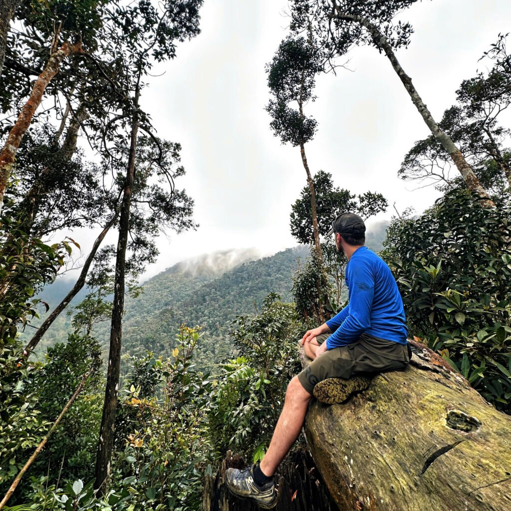 Cung đường đi vào lõi rừng sâu, lên dốc và xuống dốc hiểm trở gian nan