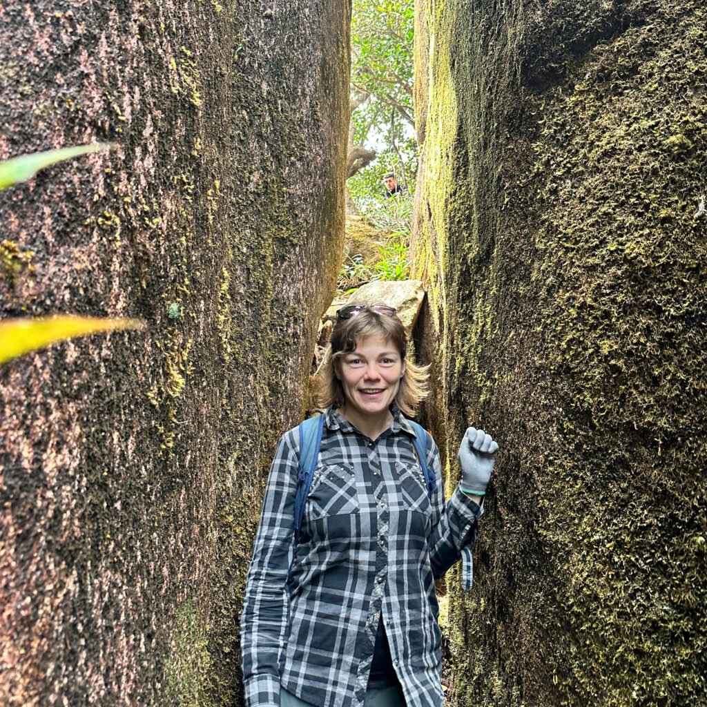 Hahf trình đi xuống cũng không hề dễ dàng