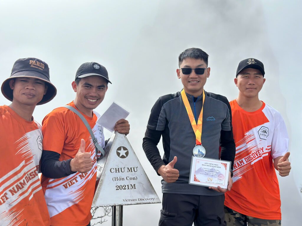 Sau chóp 1900m, hành trình không còn là trekking thuần túy nữa.