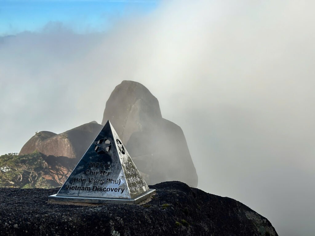 Chóp 1900m không phải là đỉnh cao nhất, nhưng lại là cánh cửa bắt buộc nếu bạn muốn bước sâu hơn vào Chư Mư.